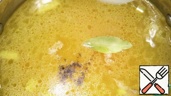 Add spices: salt, pepper, bay leaf.
Mix everything thoroughly and cook for about 15 minutes after boiling over medium heat.