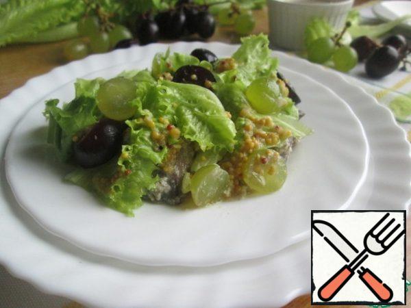 The salad preparation time is 15 minutes. The dish should be served warm, immediately after refueling.