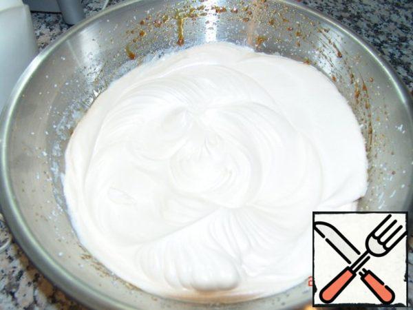Beat very well chilled proteins in a strong resistant foam, gradually adding sugar until it is completely dissolved.
Then, without stopping to beat, carefully introduce a thin stream of the remaining caramel. Egg whites weight thus acquires a brown color.