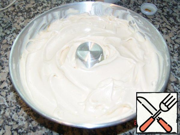 Fill the butter form with caramel protein mixture. Try to put the protein mass in the form of evenly so as not to form air gaps.
Immediately put in the oven inside the prepared form with water. Pudding should be baked in this water bath for exactly 10 minutes.
Do not open the oven door!