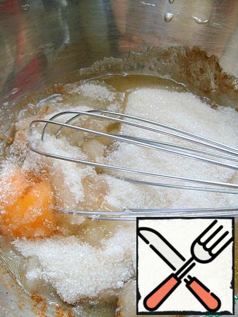 Beat eggs with sugar and cinnamon, add milk. Fill cover the bread and apples. And the oven.
If you have a glass mold, put it in a cold oven.
If the metal is heated. Baking time will decrease.
