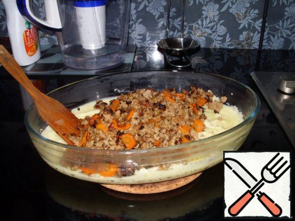 Mash hot boiled potatoes in mashed potatoes, dilute it with milk, add egg, mix thoroughly.
Fry the onion and carrot. Add the minced meat. Let it simmer for 7 minutes, stirring.
Grease a bowl with oil, put half of the puree on the bottom.
Put the minced meat on top.