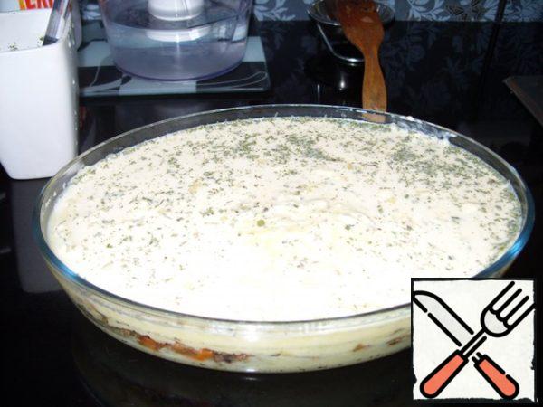 Pour the mixture over the puree.
Place in the microwave for 20 minutes at full power (before baking the top layer).
Call everyone to the table)

Enjoy your meal!