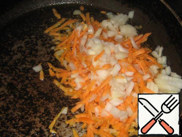 Fry the bacon, onion and carrot until golden brown.
