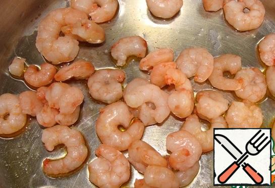 In olive oil, fry the shrimp for 3 minutes (I have them already boiled), take them out, pour the juice from one slice of lemon (lime).