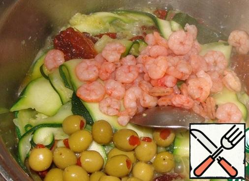 Return the shrimp to the pan, add the olives, fry for another 3 minutes and remove from heat.