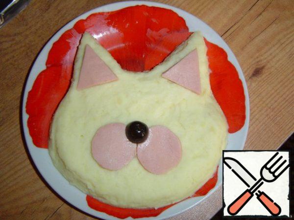 Place the cheeks and ears on the cat's muzzle.
Make a spout of black olives.