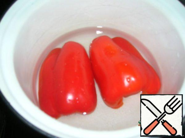 I peel the pepper, I cut it in half, since it was very large, I put it in boiling water for 2 minutes.
