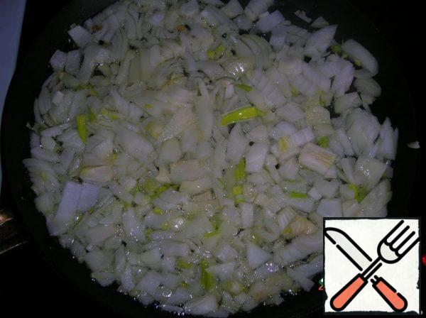 Fry the onion in vegetable oil.
