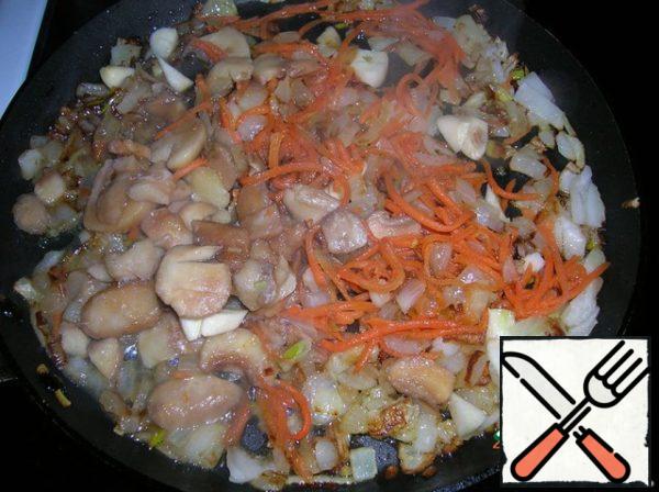 Add chopped Korean carrots, garlic, mushrooms, salt, add diced tomatoes, stew for 10 minutes.
