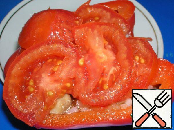 Put the minced meat on the pepper halves, cover with rings of tomatoes on top. Take a baking dish, pour a little water on the bottom and put it in the oven for 40 minutes at a temperature of 220 degrees.