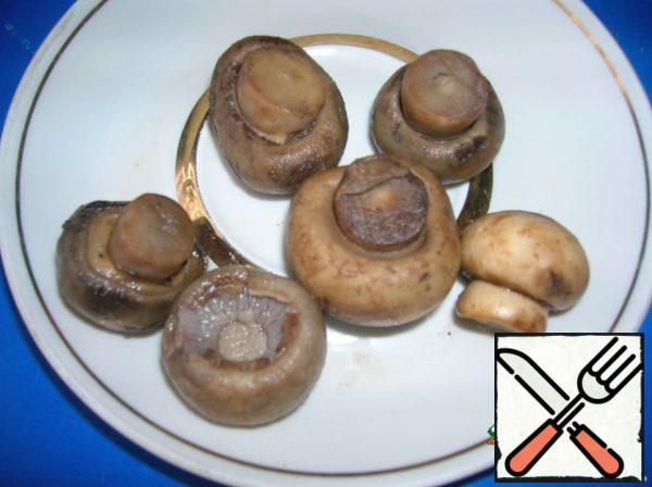 Boil the mushrooms for 10 minutes in salted water.
