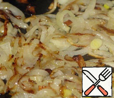 Onions cut into half rings and fry until Golden brown in vegetable oil.