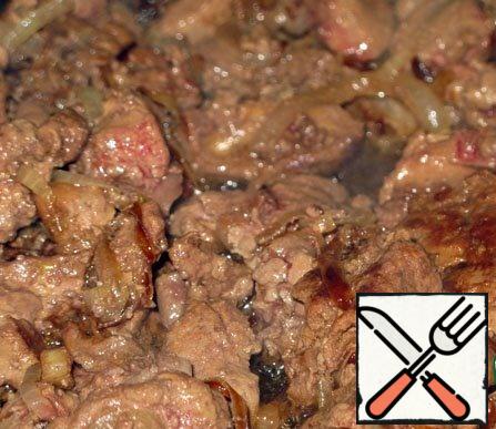 Chicken liver cut into small pieces and add to the onion, fry for 7-10 minutes. Cool.