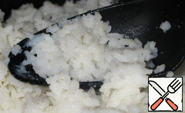 Boil 4 cups of salted water, add the washed rice, bring to a boil. Reduce the heat and cook under the lid for 20 minutes. Cool.
