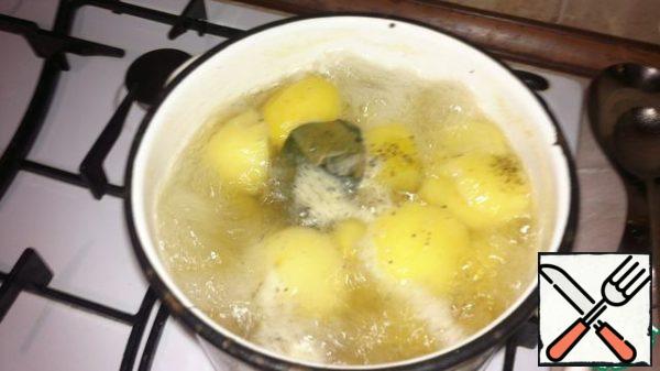 Boil the potatoes with garlic, pepper, salt and bay leaf until tender, you can even digest the potatoes a little.
