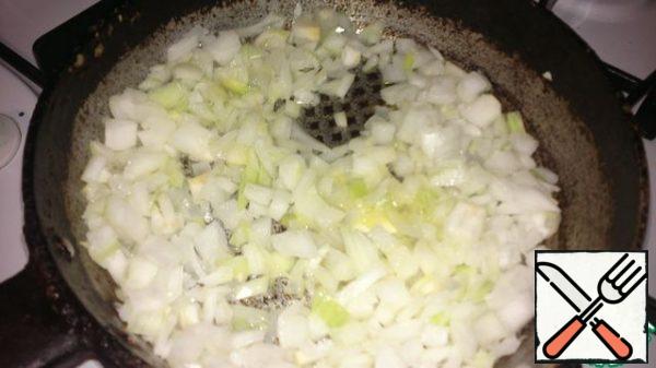 While the potatoes are cooking, finely chop the leeks, fry in butter.
