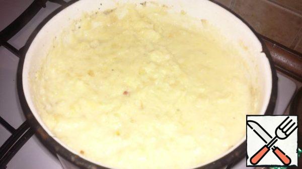 When the potatoes are cooked, drain the water from it, remove the bay leaf and fry the potatoes, adding a mixture of milk, onion and cheese. You can add finely chopped fresh herbs or sprinkle with dry.
