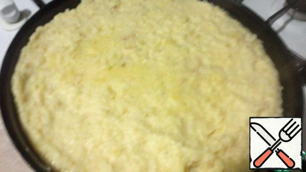Grease a baking sheet or baking dish with oil, put mashed potatoes on it.
