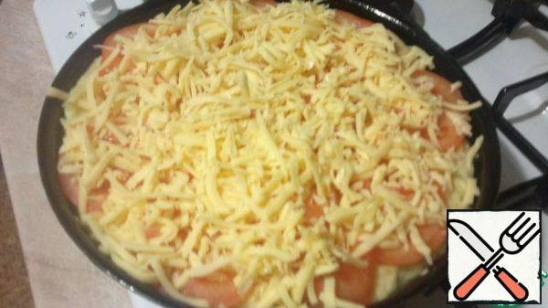 Grate the remaining cheese on a grater.
Put mashed potatoes with tomatoes on top. Bake in the oven at 190 degrees until the top is browned.
