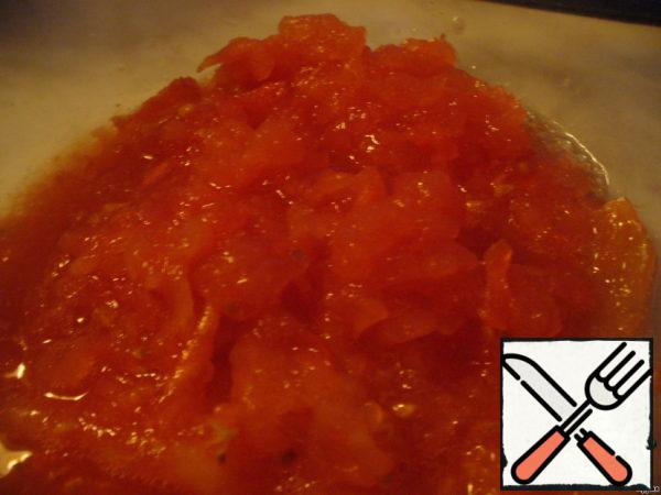To begin with, then not to be distracted, you need to RUB the washed tomatoes on a small grater. I did not remove the skin from them: in the process it remained in my hands.