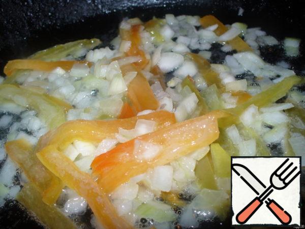 Peel and chop the onion into small cubes,
bell pepper-strips.
In a large frying pan (or better, as I understand it for the future, in a wok) heat the oil. Fry the onion and pepper in it.