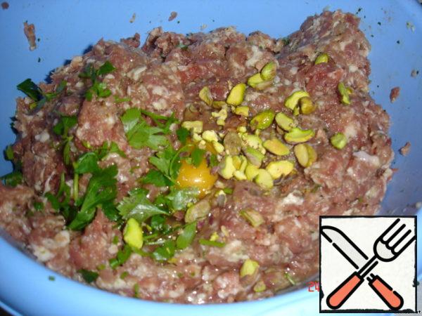 Mix minced meat with other ingredients, add a glass of liquid: milk or water, beat out and leave for 10 minutes.