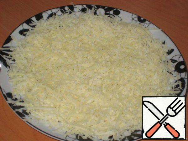 Grate the first layer of cheese on a fine grater.
