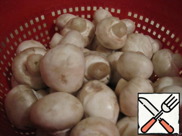 Since champignons are considered environmentally friendly mushrooms, the main task is to thoroughly wash them. It is also important that the mushrooms are very fresh. Preferably young, with a whole film.
