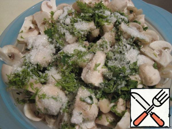 Add chopped herbs, salt, sugar, lime juice to the chopped mushrooms. Instead of lime juice, you can take lemon, as well as just vinegar, but lime acid is softer. If desired, you can add cloves and pepper.
