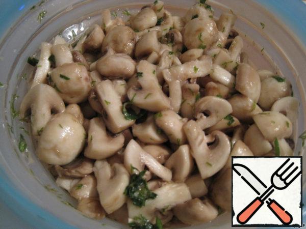Close our container, shake for 5 minutes and leave to marinate. In 10 minutes our mushrooms will be ready.
If the mushrooms are cut into plates, but not very thin, they will be ready in 5 minutes.

