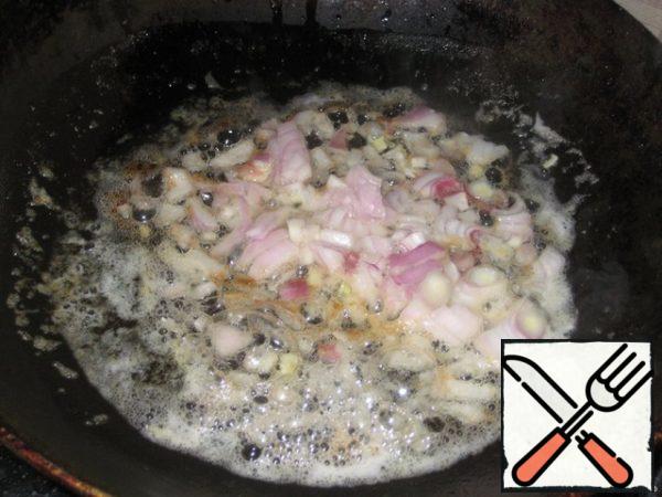 Heat vegetable oil in a frying pan and fry finely chopped onion in it.
