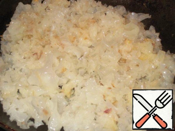 When the onion is fried, add the pre-soaked white Chinese mushrooms. Lightly fry, add a little soy sauce.
