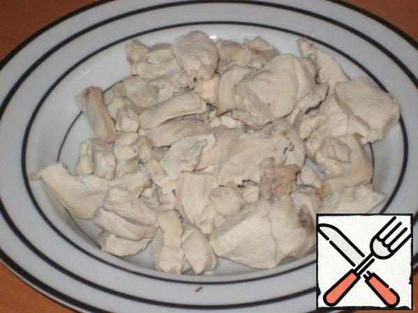 Boil the chicken meat, cool it and cut it arbitrarily.
