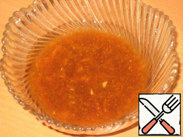 Now we prepare the sauce: 7 tablespoons of soy sauce, 6 plates of ginger (finely chopped), 3 tablespoons of vegetable oil, 2 tablespoons of ginger marinade, 0.5 teaspoons of wasabi and a pinch of hot red pepper passed through a garlic press. Mix everything well until smooth.
