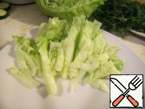 Fry the chicken liver in a frying pan. Zucchini fry on the grill (if there is no grill, you can in the oven or in a frying pan).
Cut the salad into strips. Put it on a plate.
