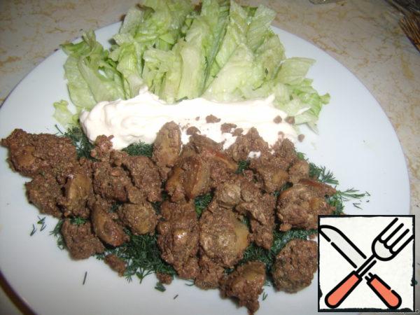 Put the liver on the dill. Put garlic mayonnaise between the salad and liver.
