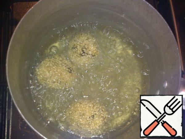 Dip the mushroom caps in protein, sprinkle with spices (a pinch), then roll in sesame seeds. Deep fry for 3-4 minutes. Put it on a paper towel to absorb excess oil.