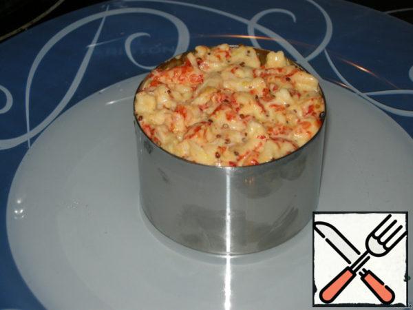 Squeeze the avocado and apple halves a little and put them in a ring on a plate,
the second half, without squeezing, put
on top, put a finely chopped tomato without seeds on top.