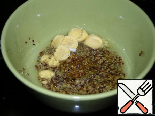 For salad dressing, prepare the Provencal sauce: 1 tablespoon of mustard, the juice of half a lemon, rub with 1 teaspoon of sugar and 3-4 egg yolks of boiled quail eggs.