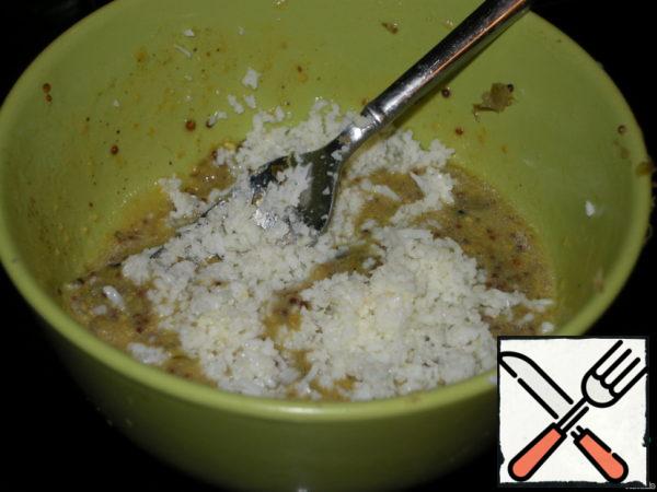 Rub the egg whites 2-3 times through a fine grater and add to the sauce, as well as a handful of chopped capers.

