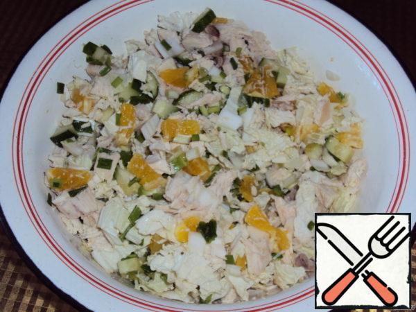 So, cut into cubes chicken breast, boiled in salted water, fresh cucumber, leaves of Beijing cabbage, peeled and freed from seeds orange, green onions. Lightly season with salt and pepper, mix well.