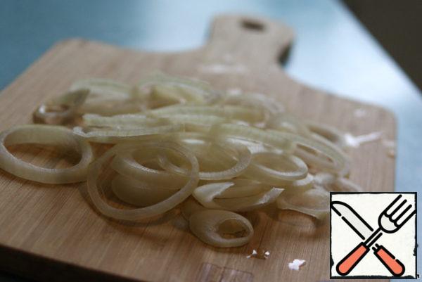 Cut the onion into rings. Fry it in vegetable oil.
