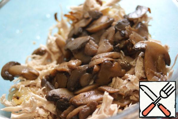 We put the mushrooms in a frying pan on which the mushrooms were fried. They are frozen, stewed in the resulting water. Mix with chicken and onion.
