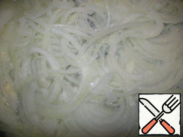 Peel the onion and finely chop it into half rings.
