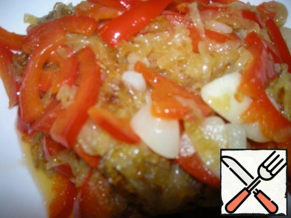 Remove the seeds from the pepper and cut into strips.
Pour the oil into a frying pan and heat it up. Toss the onion in the oil, fry for 3-4 minutes until golden brown. Add garlic and pepper, stir and remove from heat. Transfer the vegetables to a paper towel and let the excess oil drain. Remove the leaves from the cilantro sprigs and mix them with the fried onions.