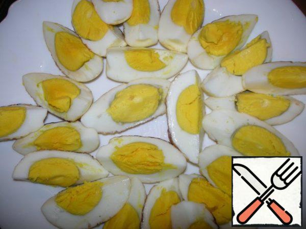 Cut the eggs into quarters and place on a platter.
