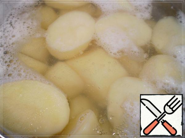 Cook for 20 minutes, add salt. Drain the water, add butter and milk. Mash the potatoes in mashed potatoes.

