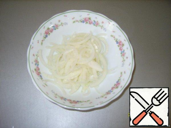 Peel the onion, cut into half rings, then squeeze the juice from half a lemon and leave for a while while the salad is being prepared.
