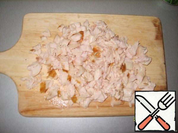 Peel off the skin from the breast (it is not needed) and cut into small pieces.
